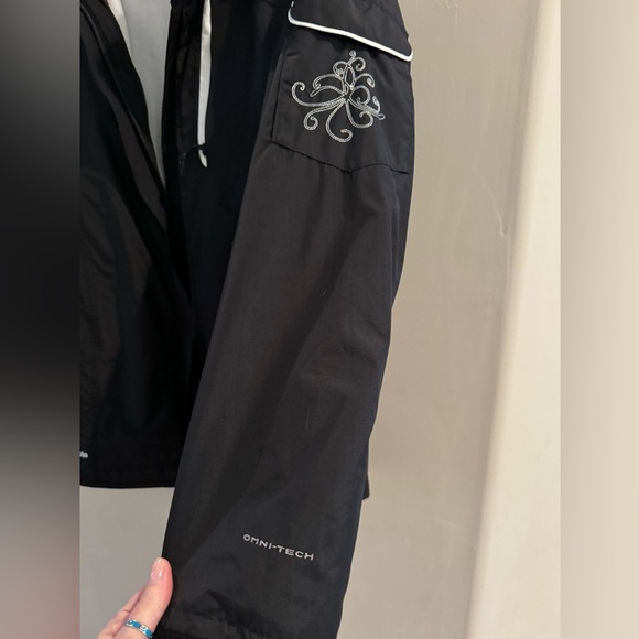 Columbia Women’s Omni Tech Ski Jacket with detachable hood - Picture 3 of 7